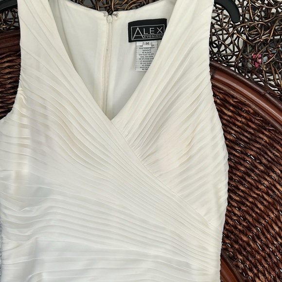 Formal gown - Picture 3 of 7